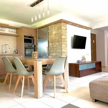بيت للعطل Stylish House Close To The *
